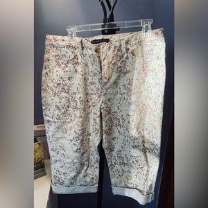 Bandolino cropped denim, floral pattern. Size 16P